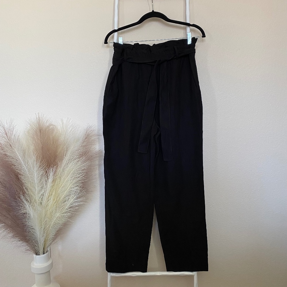 Zara Paperbag Cropped Pants in Black. Size L